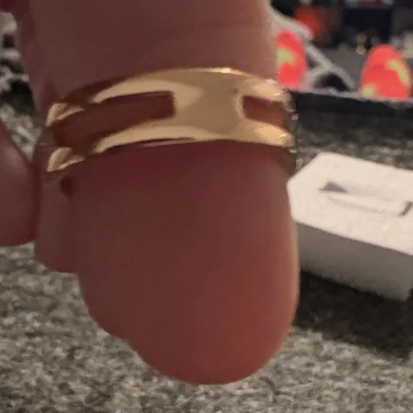 Elegant Gold and Green Gemstone Ring - Picture 2 of 2